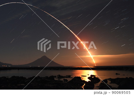 人工衛星こうのとりの打ち上げ軌跡と開聞岳 人工衛星こうのとりの打ち上げ軌跡と開聞岳 90069505