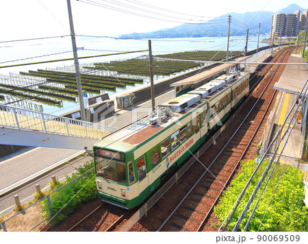 海岸を走る広島電鉄、路面電車 90069509