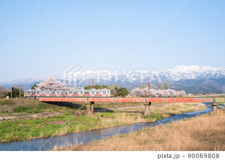 【富山地方鉄道】上市川を渡る列車 90069808