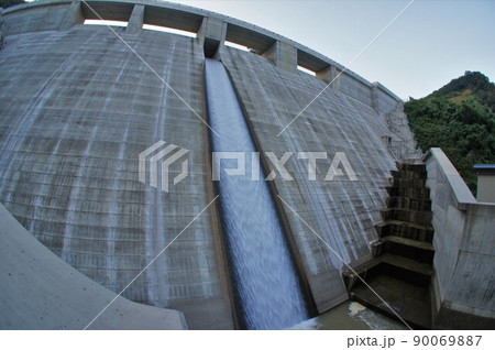 北河内ダムの堤体 90069887
