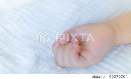 赤ちゃんの小さい手 90070204