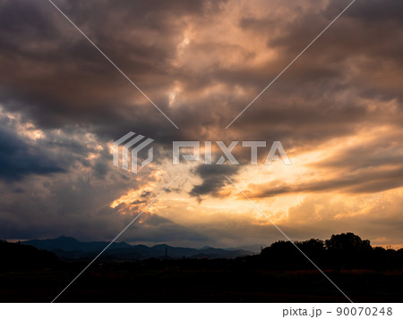 ダイナミックな夕景 東京・多摩の景色 懐かしい原風景 ダイナミックな夕景 東京・多摩の景色 懐かしい原風景 90070248