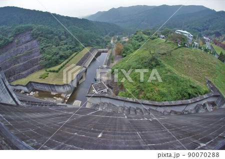桐生川ダムの天端からの下流 桐生川ダムの天端からの下流 90070288