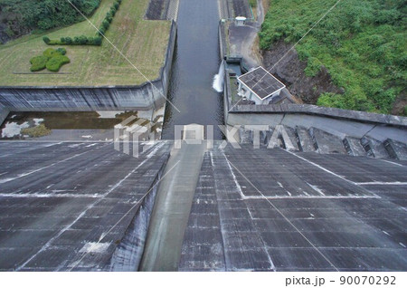 桐生川ダム天端からの下流 桐生川ダム天端からの下流 90070292