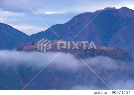 竹田城　朝来市　雲海に浮かぶお城　日本のマチュピチュ　 90071554