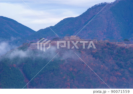 竹田城　朝来市　雲海に浮かぶお城　日本のマチュピチュ　 90071559