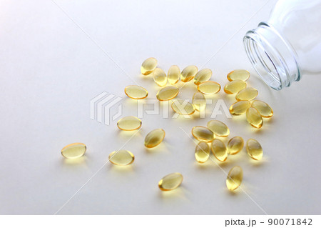 ビンから出した粒状の薬9 ビンから出した粒状の薬9 90071842