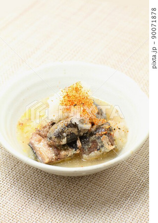 サンマの醤油煮缶詰で一品料理,大根おろしに七味唐辛子をかける サンマの醤油煮缶詰で一品料理,大根おろしに七味唐辛子をかける 90071878
