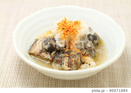 サンマの醤油煮缶詰で一品料理,たっぷりの大根おろしに七味唐辛子をかける サンマの醤油煮缶詰で一品料理,たっぷりの大根おろしに七味唐辛子をかける 90071884