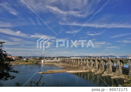今渡ダムの堤体と青空 今渡ダムの堤体と青空 90072175