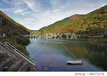 徳山ダムの徳山湖と青空 90072278