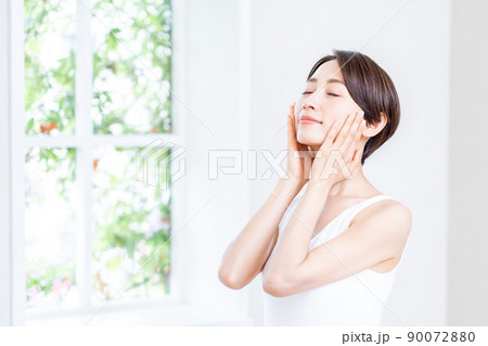 保湿を実感するミドル女性。 90072880