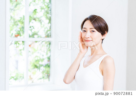 保湿を実感するミドル女性。 保湿を実感するミドル女性。 90072881