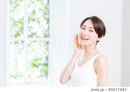 保湿を実感するミドル女性。 保湿を実感するミドル女性。 90072882