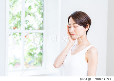 保湿を実感するミドル女性。 90073194