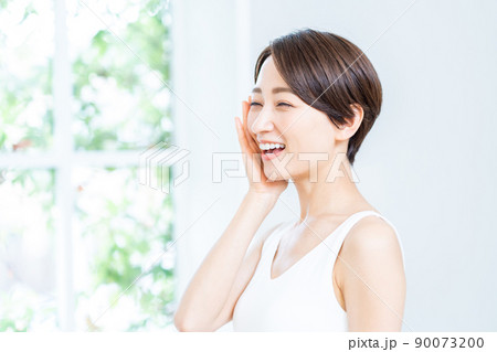 保湿を実感するミドル女性。 保湿を実感するミドル女性。 90073200