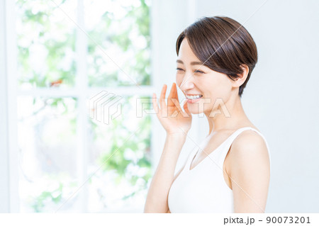 保湿を実感するミドル女性。 90073201