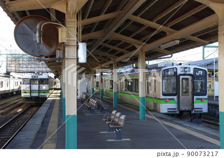 越後線E127系と115系電車 90073217