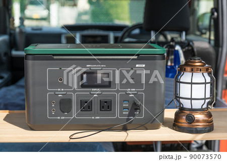 【車中泊ではポータブル電源を活用】 90073570