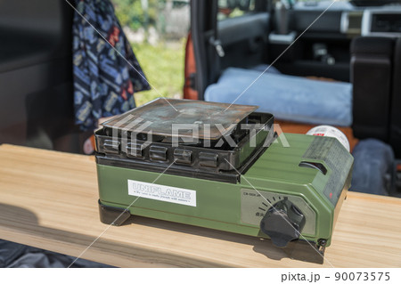 【車中飯の準備　カセットコンロとメッシュの網】 90073575