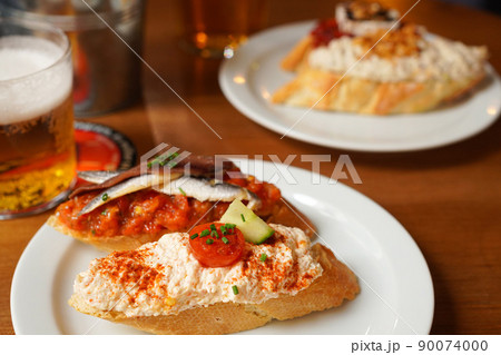スペイン料理 タパスが並ぶテーブル モンダディートス スペイン料理 タパスが並ぶテーブル モンダディートス 90074000