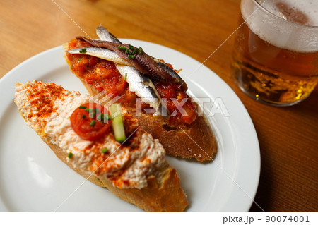 エスカリバーダとアンチョビがのったモンダディートス エスカリバーダとアンチョビがのったモンダディートス 90074001