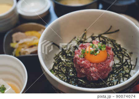 ランチセットの美味しそうな馬肉の生肉のユッケ丼定食 90074074