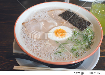 福岡県久留米市名物の美味しい豚骨ラーメン 福岡県久留米市名物の美味しい豚骨ラーメン 90074076