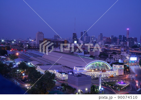 Night View of SRT Hua Lamphong railway station 90074510