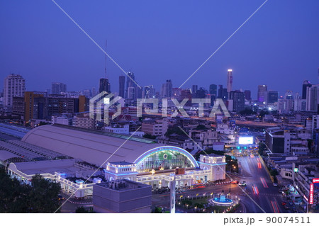 タイ国有鉄道バンコク駅（通称：フアランポーン駅）の夜景 90074511