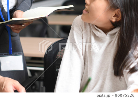 勉強をする女子学生と塾講師のイメージ 90075526