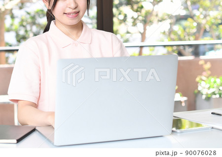 パソコン操作をする女性スタッフ パソコン操作をする女性スタッフ 90076028