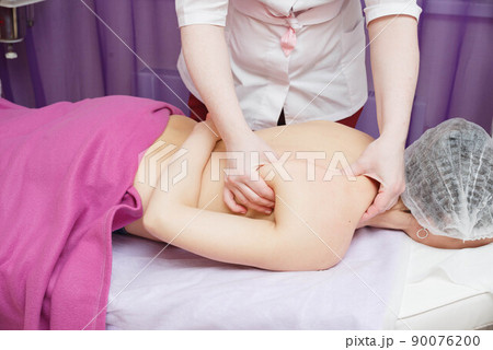 Massage on problem areas of the body for weight loss and body shaping. 90076200