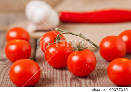 red cherry tomatoes 90077016