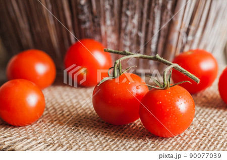 red cherry tomatoes red cherry tomatoes 90077039