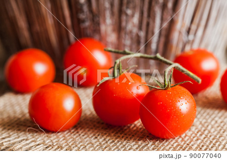 red cherry tomatoes 90077040