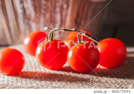 red cherry tomatoes 90077045