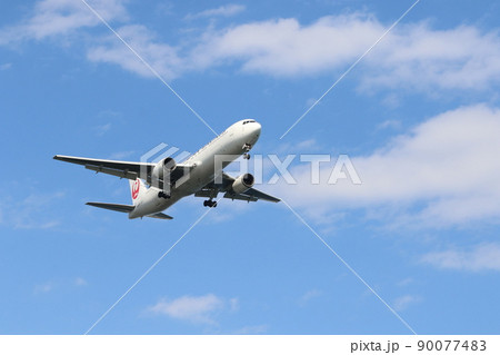 着陸する旅客機 国際線 国内線 ジェット機 着陸する旅客機 国際線 国内線 ジェット機 90077483