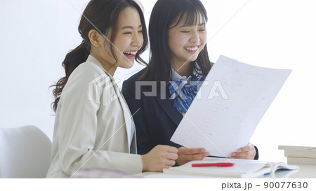 塾でテストの結果を喜ぶ女子学生 高校生 中学生 90077630