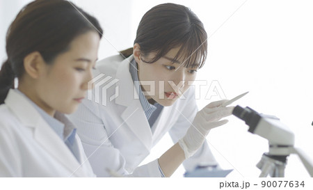 研究をする白衣の女性 実験 90077634