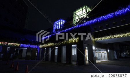 ロシアに侵攻されたウクライナの平和を祈ってウクライナの国旗の色にライトアップされた松原市役所バラ回廊 ロシアに侵攻されたウクライナの平和を祈ってウクライナの国旗の色にライトアップされた松原市役所バラ回廊 90078077