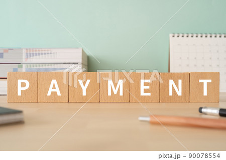 支払いのイメージ｜「PAYMENT」と書かれた積み木が置かれたデスク 90078554