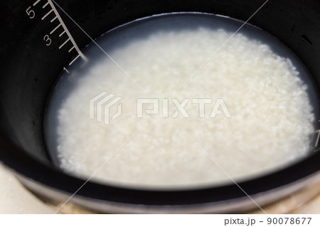 水に浸されたお米 90078677