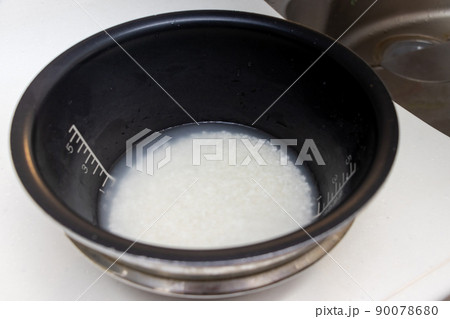 水に浸されたお米 90078680