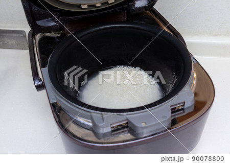 炊飯器にセットされたお米 90078800