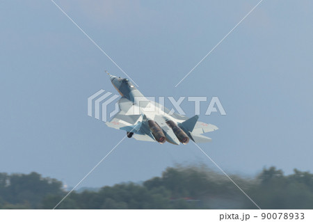 スホーイSu-57離陸 90078933