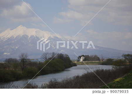 春の岩木山と岩木川（青森県弘前市） 90079035