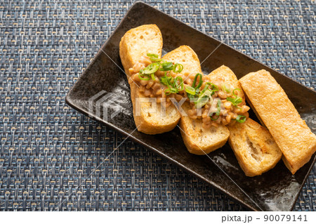 ひきわり納豆をかけた栃尾の油揚げ（新潟県長岡市の名産） 90079141