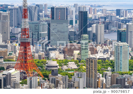 白雲が美しい新緑の頃の東京都市風景 白雲が美しい新緑の頃の東京都市風景 90079857
