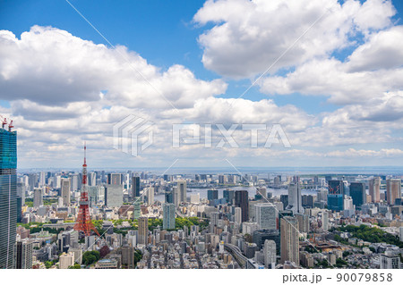 白雲が美しい新緑の頃の東京都市風景 白雲が美しい新緑の頃の東京都市風景 90079858